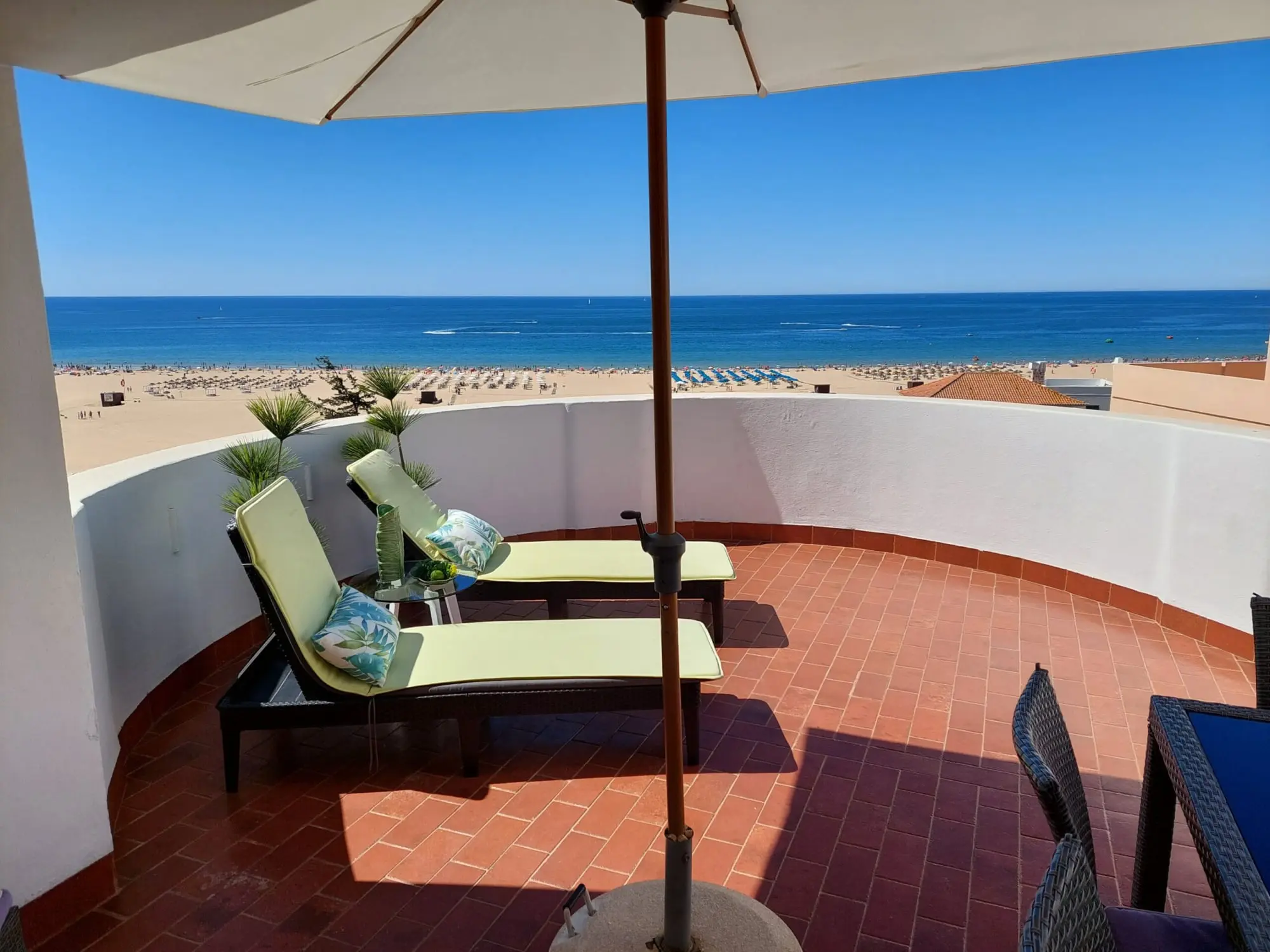 Balcony with loungers and a sea view at Vila Mirante